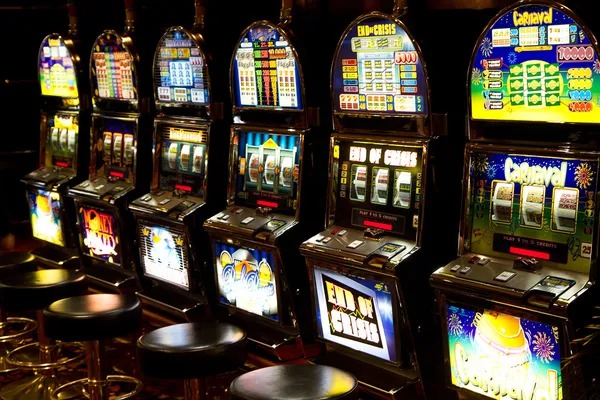 mahkota mobile app interface showing football betting markets and live-dealer options